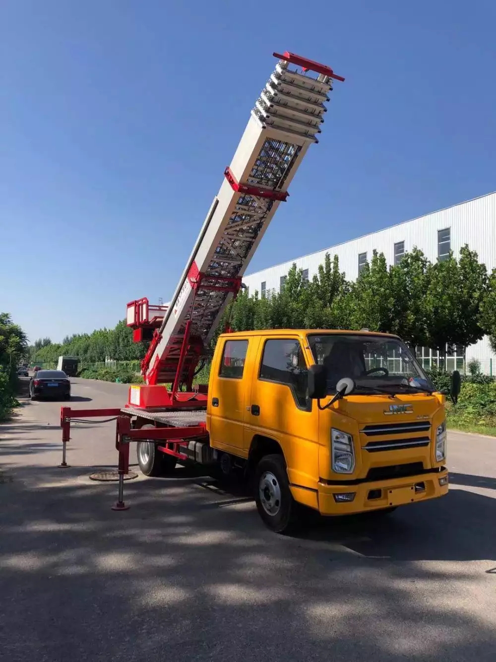 新安附近的云梯车出租服务：轻松解决高空作业需求