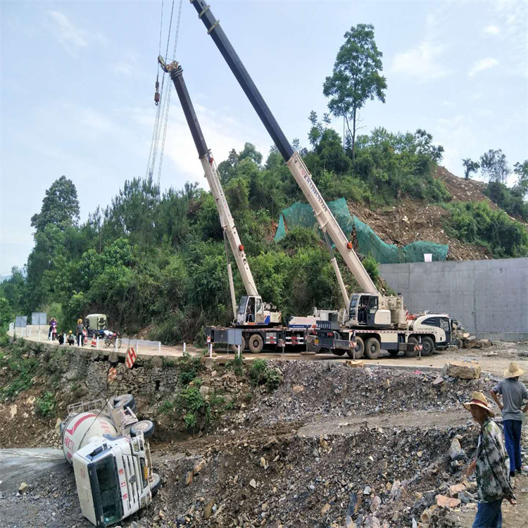 新安汽车掉沟里叫吊车救援要多少钱